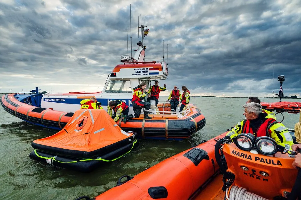 KNMR volunteers preparing an operation